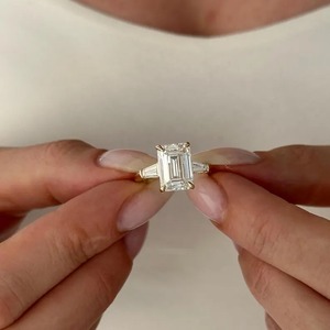 Elegante Anillo de Oro Amarillo de 18k con Tres Piedras de Diamante Cultivado en Laboratorio de 5 Quilates con Corte Esmeralda para Compromiso y Boda de Mujer, Certificado por IGI - Product Image 1