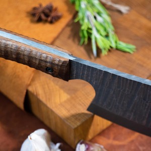 Cuchillo de Cocina Profesional Edge Master Manufacture, Hoja Entera, Mango de Madera de Nogal, Hecho a Mano, Acero al Carbono, Ecológico - Product Image 5