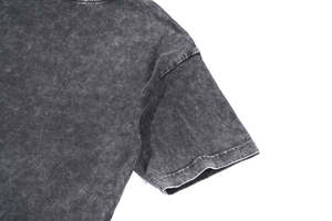 Camiseta de algodón 100% de alta calidad, 300 g/m², con lavado ácido y efecto nieve, cuello pequeño, estilo vintage, hombros caídos y corte oversized. - Product Image 5