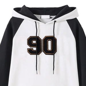เสื้อฮู้ดสีดำลายเรียบแบบกำหนดเอง แขนเสื้อสีขาวดำ ปักหมายเลข 90 เสื้อสวมหัวลำลอง ผ้าฝ้ายถักสำหรับฤดูใบไม้ร่วง - Product Image 2