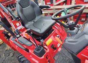 Tractor de Ruedas Massey Ferguson GC1725MB de Alta Eficiencia, Motor de 24HP, Nuevo, con Cargador Frontal, Bomba de Motor y Componentes de Engranajes Incluidos - Product Image 2