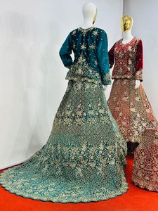 Velvet Crop Trail Cut Lehenga avec un travail lourd complet et une collection Mahamantra en pierre Jarkan avec 7 motifs et 5 couleurs riches - Product Image 3