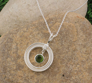 Pendentif artisanal en argent sterling 925 plaqué platine avec péridot naturel, bijoux unisexe, pierre de naissance de janvier, vente en gros - Product Image 1