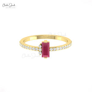 Bague de fiançailles et de mariage en or massif 14 carats avec rubis et diamants de 0,47 carat, taille baguette, en promotion - Product Image 4