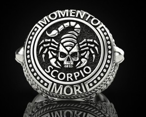 Anillo de Plata de Ley 925 con Calavera Memento Mori de Escorpio Oxidado en Negro - Product Image 1
