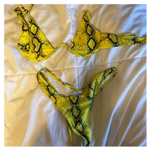 Ensemble bikini femme imprimé serpent jaune fluo, haut triangle dos nu et bas string, maillot de bain 2 pièces, tenue de plage extensible et tendance - Product Image 3