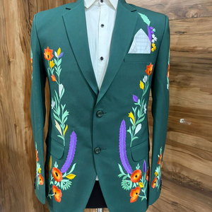 เสื้อเบลเซอร์ปักลายดอกไม้สีเขียวเข้มสำหรับผู้ชาย – เสื้อแจ็คเก็ตสูทสำหรับงานแต่งงานและงานปาร์ตี้ที่มีสไตล์พร้อมดีไซน์ที่มีศิลปะ - Product Image 1