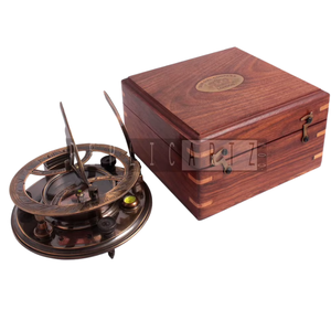 Brújula Náutica Redonda de Latón Antiguo con Caja de Madera, Instrumento de Navegación Marítima Vintage, Regalo Coleccionable para Marineros - Product Image 1