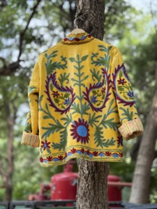 Chaqueta de Algodón Sujani con Flores Amarillas para Mujer, Bordado Artesanal, Estilo Étnico Boho, para Boutique, Venta al por Menor y Exportación - Product Image 2