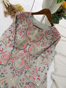 Haut en faux georgette avec magnifiques broderies et dentelle Latkan, accompagné d'un pantalon Plazzo et d'un dupatta, prêt à porter. - Product Image 6