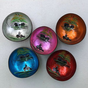 Cuenco decorativo de cáscara de coco con incrustaciones de nácar, hecho a mano en Vietnam, para regalo y decoración. - Product Image 1