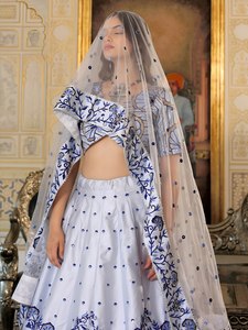 Robe de demoiselle d'honneur en organza brodée bleue, silhouette en A, jupe longue, manches courtes, haut court, style classique, couleur bonbon - Product Image 6