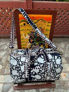 Bolsa de Viaje Acolchada de Algodón Resistente con Costuras Elegantes y Correa de Hombro Cómoda para Uso Diario - Product Image 3