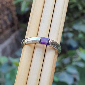 Anillo de Compromiso y Matrimonio Unisex de Plata de Ley con Incrustaciones de Amatista Púrpura Clásica en Corte Esmeralda, Chapado en Oro, Regalo Perfecto - Product Image 5