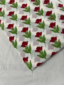 Tela de algodón roja con estampado floral a mano, estampado Sanganeri blanco, tela india de algodón para coser vestidos, por yarda. - Product Image 2