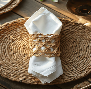 Hermosos anillos para servilletas florales en oro y plata con delicados detalles de pétalos grabados. Disponible a precios de mayorista. - Product Image 2