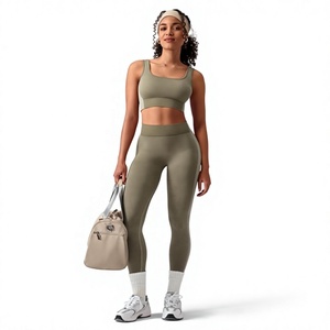 Ensemble soutien-gorge et short de yoga pour femme, uni, texturé, respirant, à compression, avec bretelles croisées, séchage rapide, extensible, coupe en V et dos froncé - Product Image 1