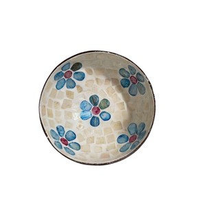 Arte de mosaico de pétalos florales azules hecho a mano con esta elegante tazón de coco de nácar, decoración del hogar sostenible y lujosa, artística. - Product Image 1