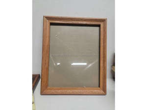 Cadre de plaque signalétique de bureau WorkSlate | Cadre de bureau en bois personnalisé avec fente pour photo et plaque signalétique gravée pour le bureau d'entreprise ou à domicile - Product Image 3