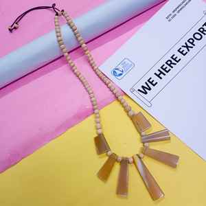 Collar Artesanal de Cuerno de Búfalo con Cuentas de Madera Natural y Colgantes Trapezoidales para Joyería de Estilo Étnico y Bohemio Elegante - Product Image 5