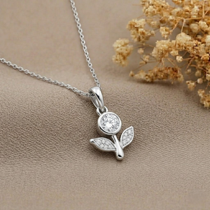 AMBER JEWELS Collier unisexe en argent 925 plaqué rhodium avec pendentif fleur, chaîne serpent en moissanite, certifié GRA, pour usage quotidien - Product Image 1