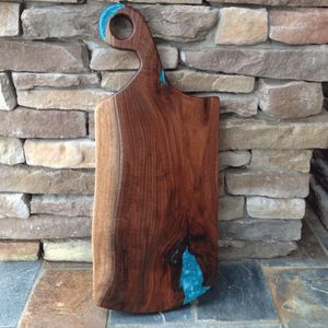 Planche en bois époxy design pour hacher et servir, planche de préparation alimentaire en bois massif et résine époxy - Product Image 1