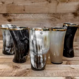 Verre à boire artisanal écologique en corne de buffle véritable avec bordure en laiton poli couleur or, forme naturelle, de REHMAN CRAFT - Product Image 1
