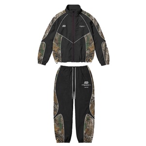 2025 Unisex Regular Fit cremallera rayas reflectante impreso Jogging trajes cortavientos poliéster Nylon chándal conjunto personalizable - Product Image 1