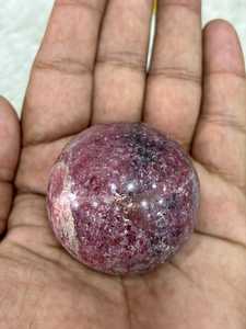 Sphère de cristal de rhodonite aux tons rose rosé, veinage minéral foncé, finition polie arrondie, texture distinctive et élégante - Product Image 2