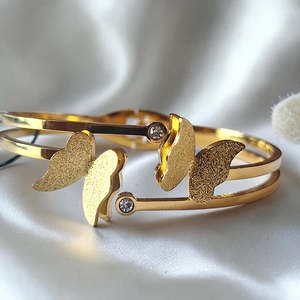 Bracelet manchette papillon plaqué or pour femme – Bijou fantaisie féminin style romantique, bracelet ajustable fait main, produit en gros - Product Image 1