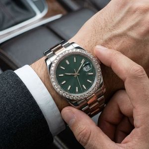 Montre-bracelet de luxe en quartz avec cadran vert foncé, index argentés, fenêtre de date, lunette sertie de pierres précieuses, en acier inoxydable, élégante et métallique - Product Image 3