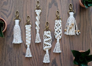 Llavero Boho de Macramé Personalizado, Hecho a Mano con Cuerda de Algodón Ecológica, para Bolsos, Llaves de Coche, Artículos Promocionales EL CLASICO - Product Image 1