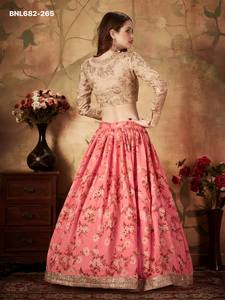Conjunto de lehenga color melocotón con diseño moderno y elegante, organza con estampado floral digital y lentejuelas bordadas, proveedor de Surat. - Product Image 6