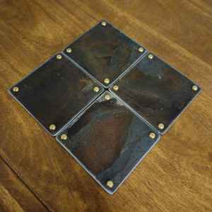 Sous-verre en métal d'inspiration vintage, parfait pour la protection des tables, idéal pour la mise en place quotidienne, l'espace de travail, le bureau et la cuisine, provenant d'Inde. - Product Image 1