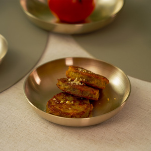 Bol moyen élégant en bronze forgé à la main, assiette traditionnelle coréenne pour la haute cuisine - Product Image 4