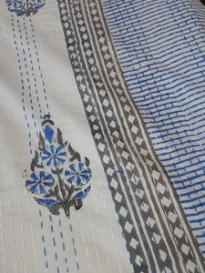 Cubrecama Estampado Floral con Aves, Estilo Bohemio, Moderno, para Todas las Estaciones, de Algodón, Patchwork, Hecho a Mano en Rajasthan, Blanco y Azul, para el Hogar - Product Image 3