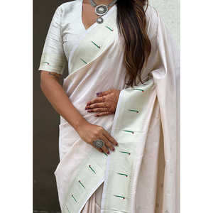 ผ้าไหมพาธาไนสีขาวมุกแบบอีลิท วีฟส์  ลายดอกบัวและนกยูง  งานทอแบบซารี  ผ้าสำหรับชาวอินเดียและปากีสถาน  น้ำหนัก 650 กรัม - Product Image 3