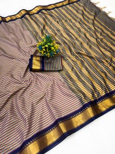 Este elegante conjunto presenta un clásico sari de algodón indio del sur tejido a mano, combinado perfectamente con una blusa sin coser a juego. - Product Image 4