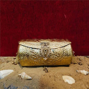 Bolso de mano ovalado de latón dorado con diseño de hojas en filigrana, detalles de cristal y correa de cadena, disponible al por mayor. - Product Image 4