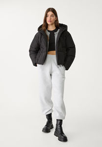 Chaqueta acolchada extragrande negra OEM para mujer con capucha, cremallera completa, mangas largas con puños elásticos, chaqueta de invierno para mujer. - Product Image 2