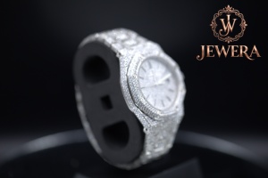 Reloj de Acero Inoxidable Plateado de la Mejor Calidad con Diamantes Mossinate, Reloj Impresionante para Hombres y Mujeres con un Atractivo Clásico - Product Image 1
