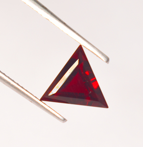 Gema suelta de granate de laboratorio con corte trillón de 16 mm, corindón genuino, piedra piramidal creada en laboratorio - Product Image 1