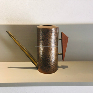 Arrosoir d'intérieur en métal martelé avec manche en bois Idéal pour l'arrosage des plantes de jardin en plein air et la décoration intérieure élégante - Product Image 1
