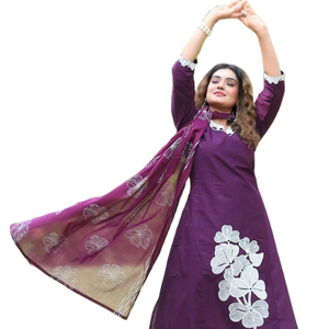 Compre un conjunto exclusivo de Kurti, pantalón y dupatta de corte recto con borde decorativo, hecho con tela de algodón puro de alta calidad, para las próximas festividades. - Product Image 1