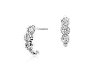 Boucles d'oreilles pendantes en platine à trois pierres, design Milgrain, avec diamants de laboratoire - Product Image 1