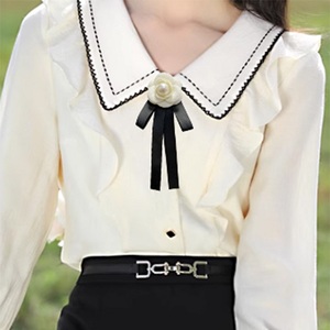 Broche de col vintage Fleur de Camélia, Épingle de revers florale chic, Bijou en tissu pour femme, idéal pour les tenues de bureau, de mariage et de soirée - Product Image 3