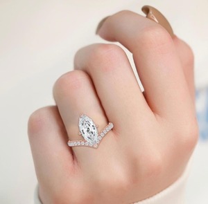 แหวนวงเชฟรอนประดับเพชรทรงรี 10K โรสโกลด์สุดหรู 3.38 กะรัต - Product Image 1