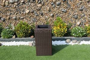 Jardinière en polyrotin pour l'extérieur, résistante aux intempéries, style contemporain, pot carré marron pour ensemble de jardin - Product Image 3