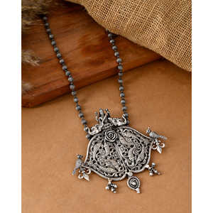 Colgante y Amuleto Fino de Plata con Diseño Floral Meera Jaipur Riva - Product Image 1