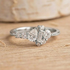 Bague de fiançailles élégante en or massif avec grappe de pierres de laboratoire taille brillant poire et taille rond, 0,86 ct, clarté E, VVS, bijoux fins - Product Image 2
